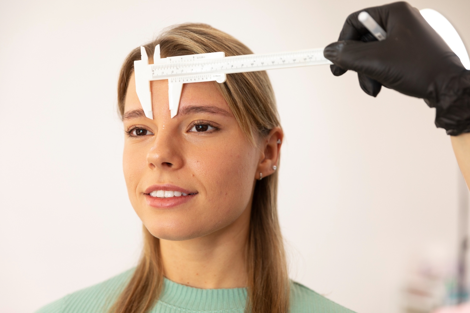 lifting de sprâncene pret