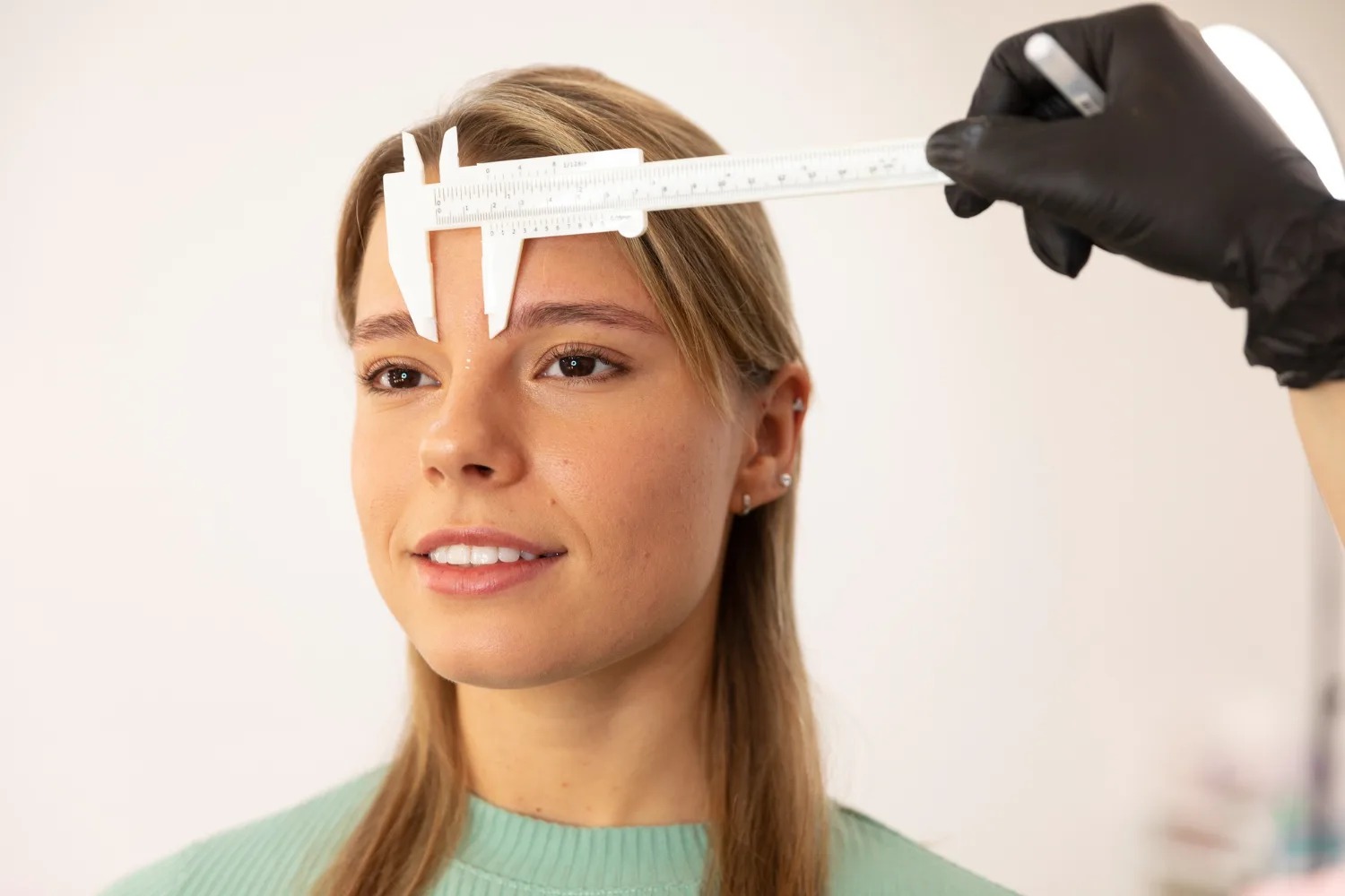 lifting de sprâncene pret