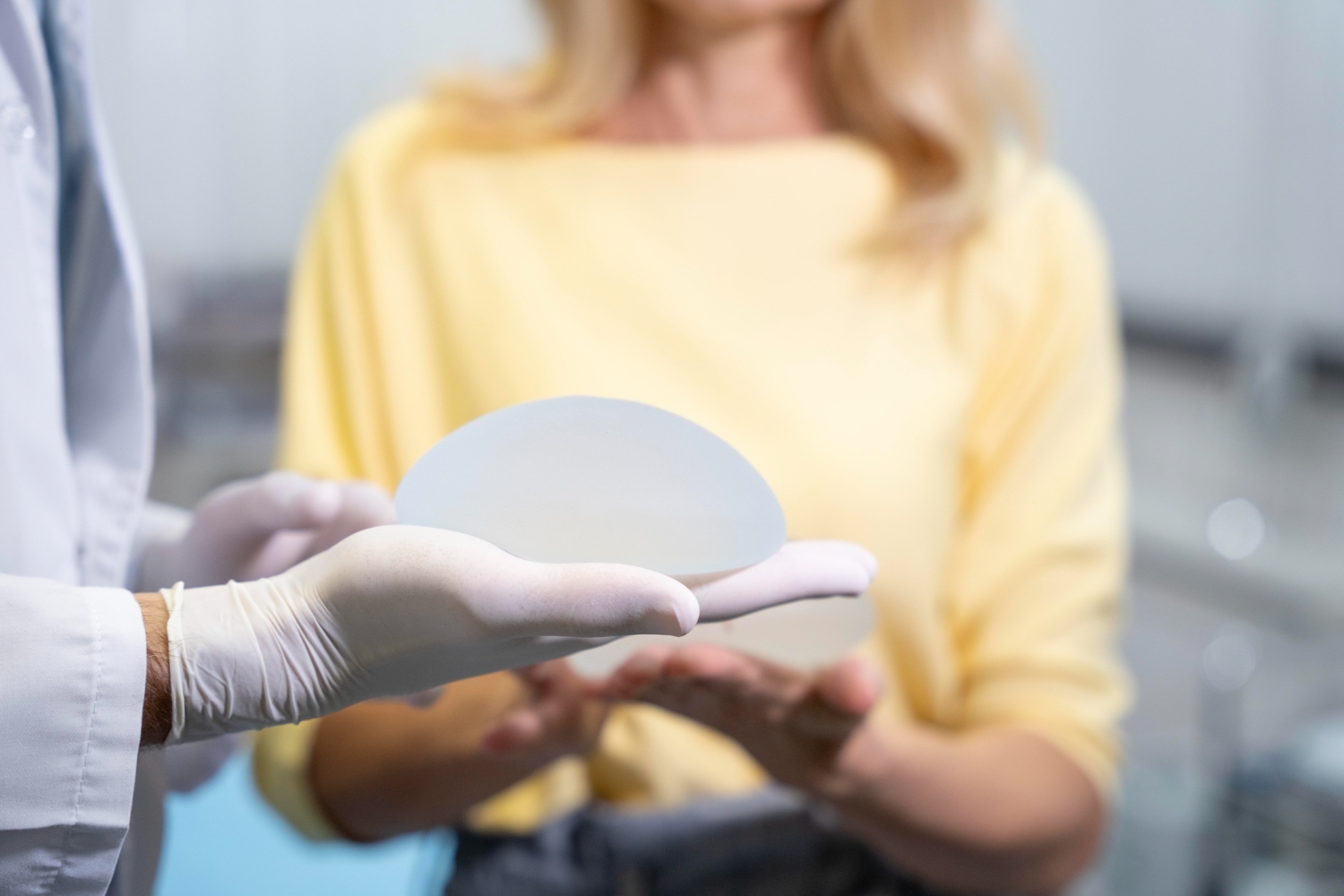 Vrei o augmentare mamară? Află ce formă de implant (rotund sau anatomic) e ideală pentru tine!