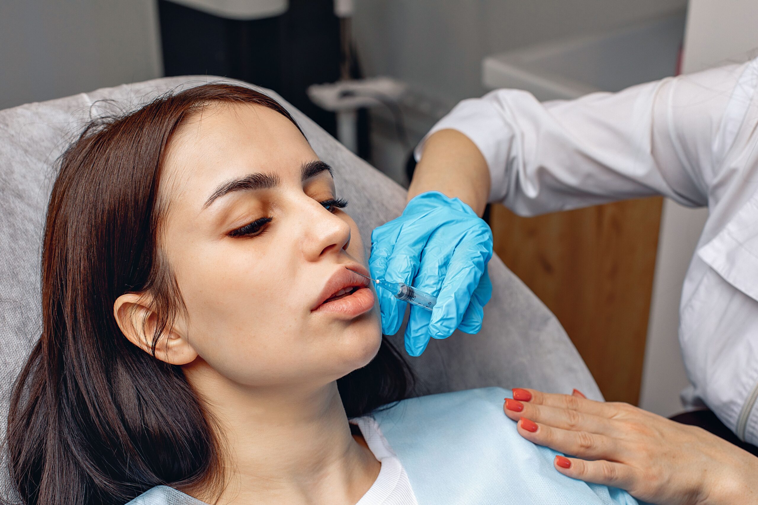 Mărirea vs conturarea buzelor – proceduri estetice în București