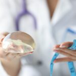 Medicul discută cu pacienta despre implantul mamar Mentor în București