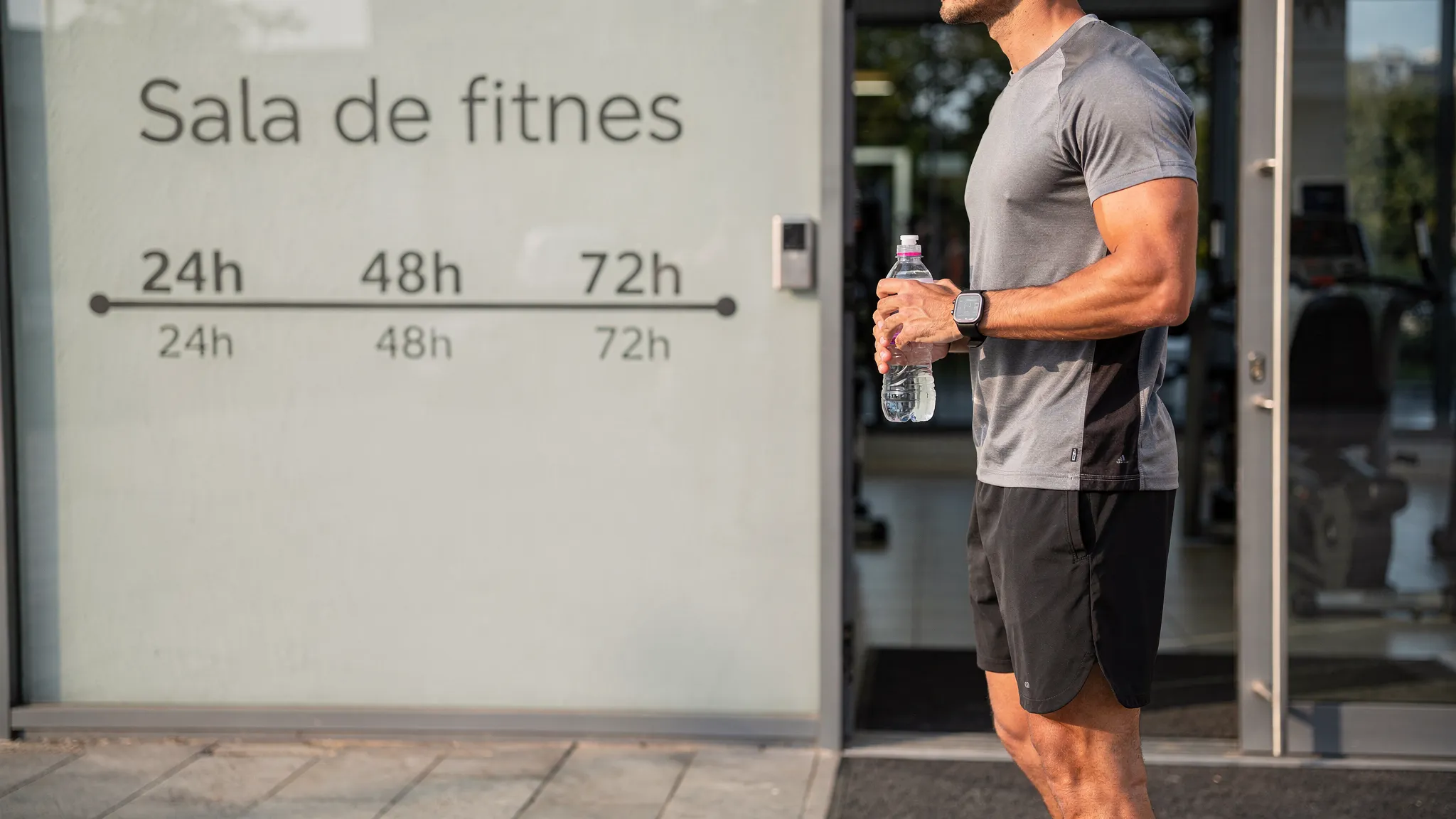 Persoană în echipament sportiv ținând un ceas și un flacon de apă, lângă o sală de fitness, cu o grafică simplă tip timeline pe fundal care sugerează 24-48-72 de ore.